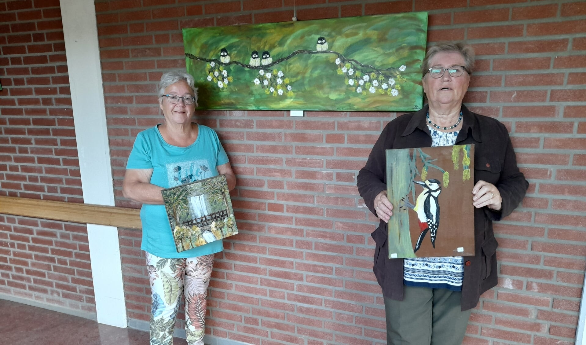 Liesbeth Ranzijn en Ans Vissermet hun schilderijen bij Magnushof