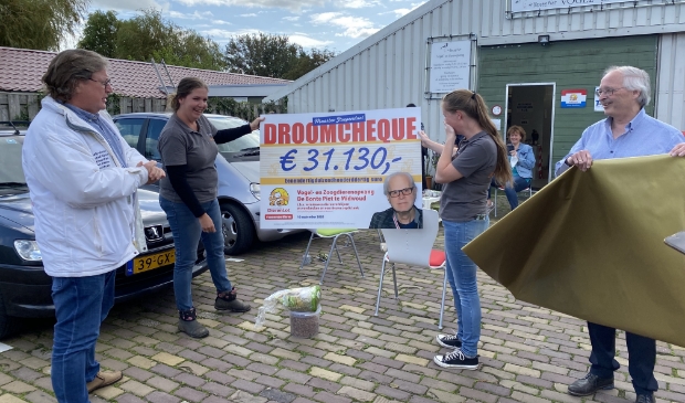 De vrijwilligers waren sprakeloos toen zij de cheque kregen.