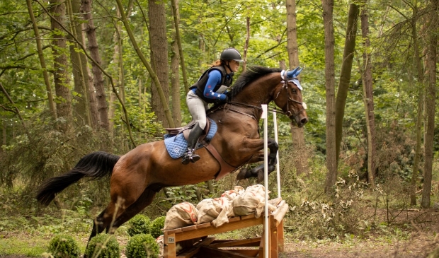 <p>Romy Huisman met haar paard Joep tijdens de oefencross in juni 2020.</p>