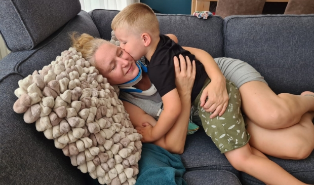 <p>Marina met een van haar drie kinderen.</p>