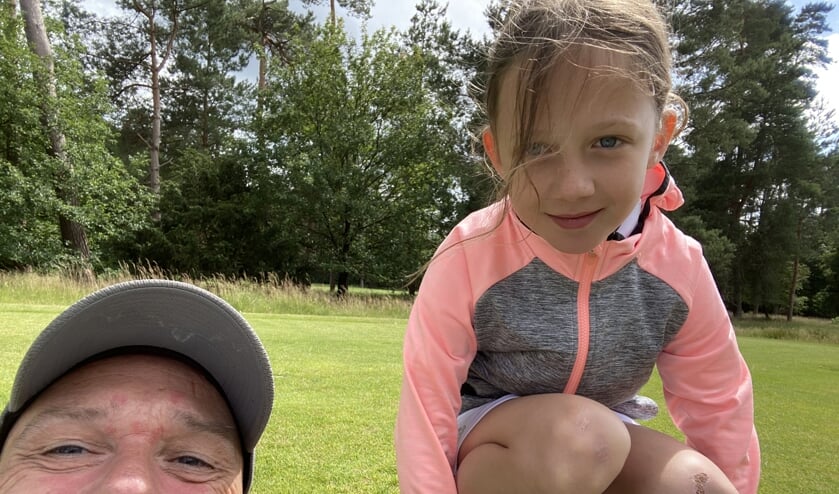 Evianne met haar vader Wouter. ,,Hij heeft een mooie swing maar moet nog iets beter draaien in zijn backswing.''