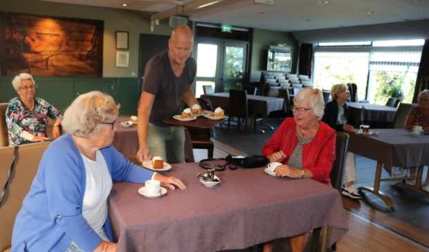<p>De groep was blij dat de studie weer hervat werd.</p>