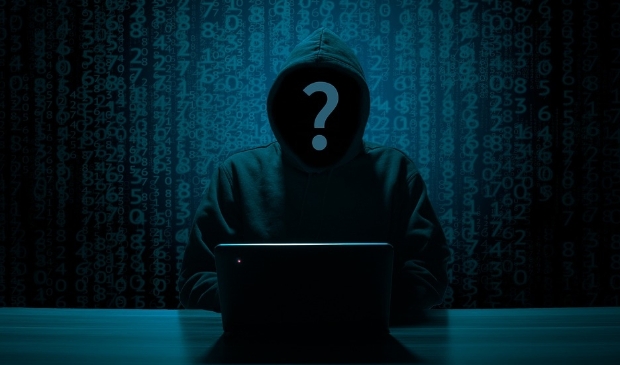 <p>Deelnemers stappen tijdens de workshop in de schoenen van een hacker.</p>