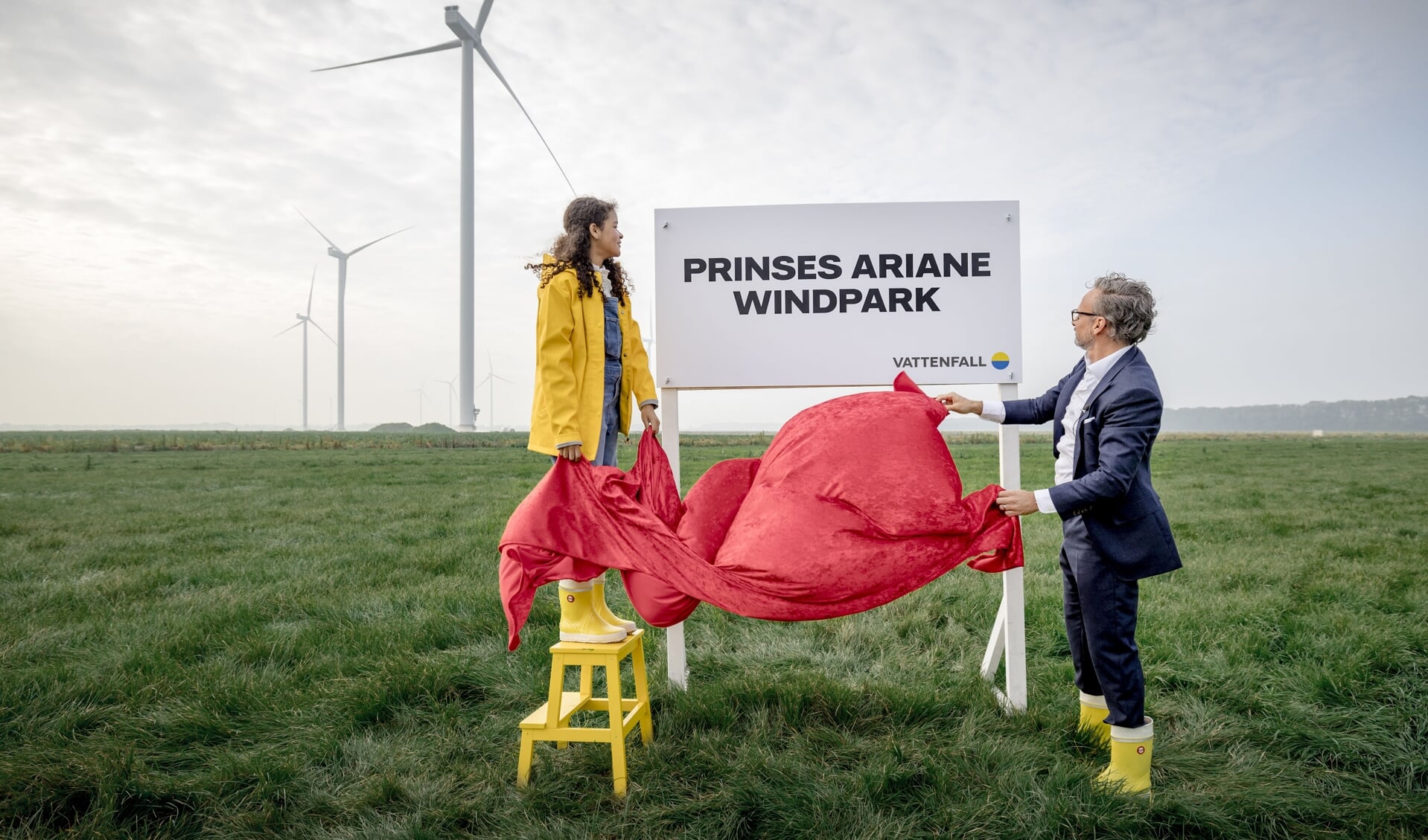 De 13-jarige Indira en CEO Martijn Hagens openen het windpark.