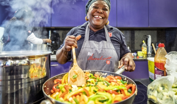 <p>Helen Gorleku (60) kookt al zo'n elf jaar als vrijwilliger bij de buurthuiskamer van het Leger. 'Ik word er zo blij van om mijn buurtgenoten te zien genieten.' </p>
