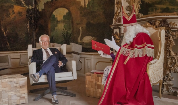 <p>Sinterklaas neemt afscheid van burgemeester Piet Bruinooge.</p>