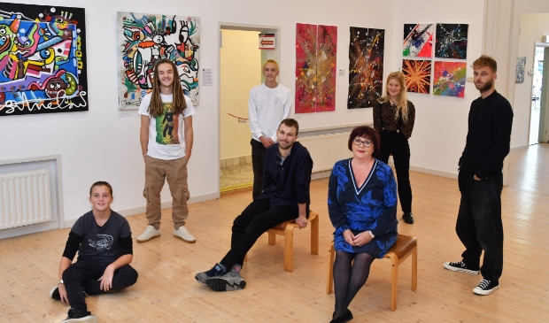 <p>Staand v.l.n.r.: Tommie Roos, Onno Roos, Eefje Verdonk en STHOM. Zittend v.l.n.r.: Dorian Oudhaarlem, Milan Nowak en Joke van der Meij. Niet op de foto: Roy Valentijn, Mandak Azizi en Aswin Vestjens. </p>