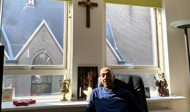 Pastoor Kaleab Masresha Shiferaw in zijn woonkamer naast de kerk.