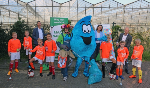 <p>De wethouders van Koggenland, Medemblik en Opmeer, en de jeugd, gaven groen licht om op te ruimen.</p>