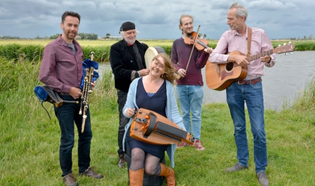 <p>Arthur and Friends presenteert akoestische Keltische folk in De Zuidervermaning Westzaan. De band bestaat uit (v.l.r.n.) Marco Baartse, Arthur Nieuwenhuis, Gitta Margaroli, Jochem Beltman en Nico Beltman.</p>