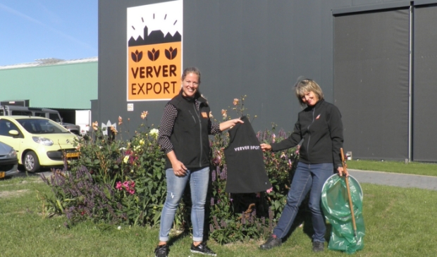 <p>Linda Tearr-Groot (l), verantwoordelijk voor de marketing bij Verver Export, overhandigt Sigrid haar bodywarmer. </p>