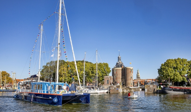 <p>Afgelopen zondag was er nog geen vuiltje aan de lucht bij de start van de vierde etappe in Enkhuizen.</p>