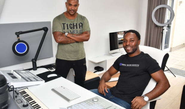 <p>Links Jerrol Lashley, rechts rapworkshop-docent 'Project Nana'. (Foto: Foto Hoekstra)</p>