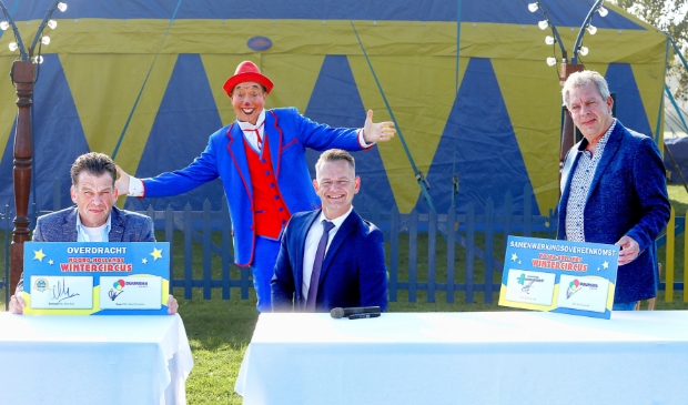Alex Sijm (m) draagt zijn Wintercircus over aan René Duursma (l). Rechts Johan de Jong van Recreatieschap Geestmerambacht.