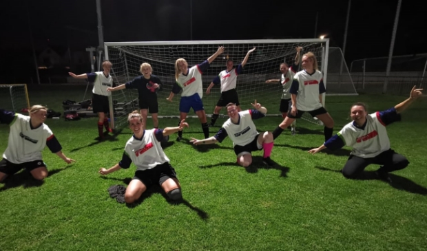 <p>Het team VR30+2 na de eerste wedstrijd van dit seizoen. </p>