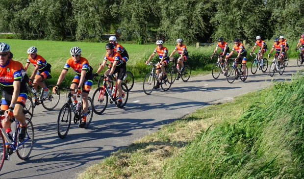 <p>Er wordt individueel of in groepjes gereden; zo kan iedereen in eigen tempo fietsen.</p>