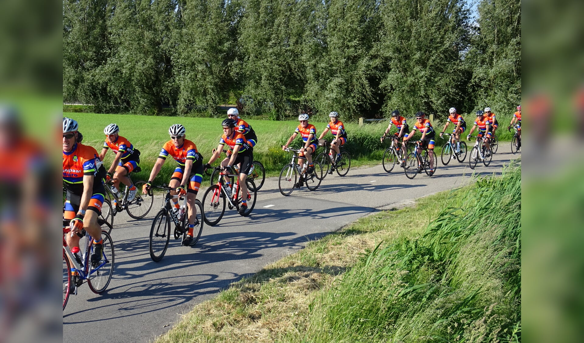 Er wordt individueel of in groepjes gereden; zo kan iedereen in eigen tempo fietsen.