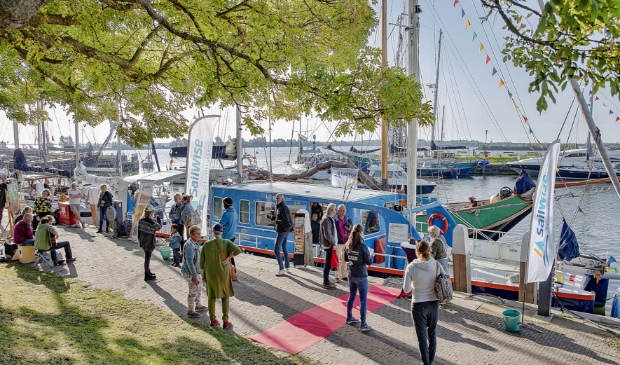 <p>Feest op de kade van Enkhuizen als de Beatrix vertrekt voor de volgende etappe van de SailWise zeil-10daagse.</p>