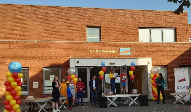 <p>Onder het toeziend oog van (v.l.n.r.) directeur Talitha van Iterson, leerlingen van de Sterklas en juf Alice, de heer van Embden (bestuurder) en wethouder Brigitte van de Berg lezen twee leerlingen van groep 8 een gedicht voor. </p>
