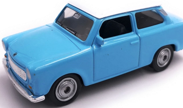 <p>Kopers van het boek 'De tastbare DDR' krijgen een miniatuur-Trabant, de bekendste auto uit de DDR, cadeau.</p>