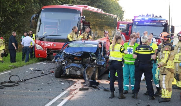 <p> Dinsdag begin van de avond botsten een personenauto en een lijnbus frontaal op elkaar waarbij de bestuurder van de auto om het leven kwam. </p>
