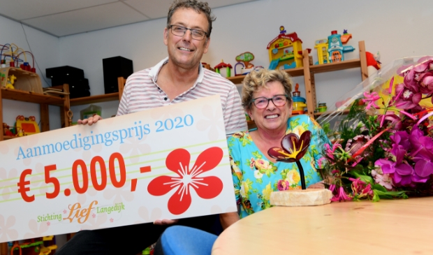 Matthie en Tineke Witte werden positief overvallen door het onverwachte bezoek met een fijne cheque..