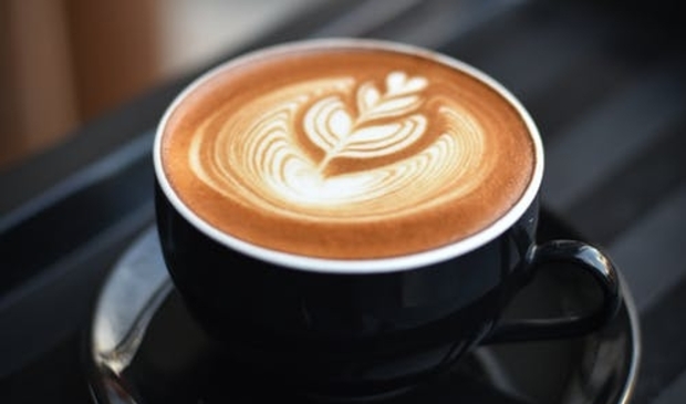 <p>Onderweg wordt een koffiestop gehouden.</p>