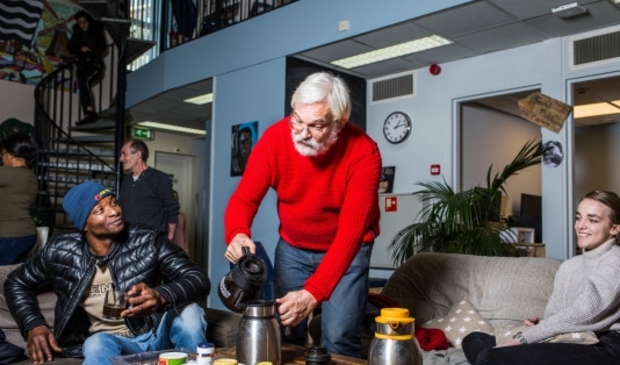 <p>Mensen kunnen terecht voor een kopje koffie en een praatje in de buurthuiskamers van het Leger des Heils. </p>