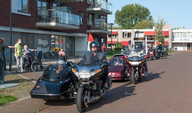 Senioren zitten klaar voor een rondje in de zijspan.