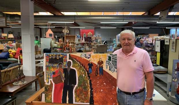 <p>Tim de heer laat zien wat er aan kunst te koop is in de kringloopwinkel.</p>