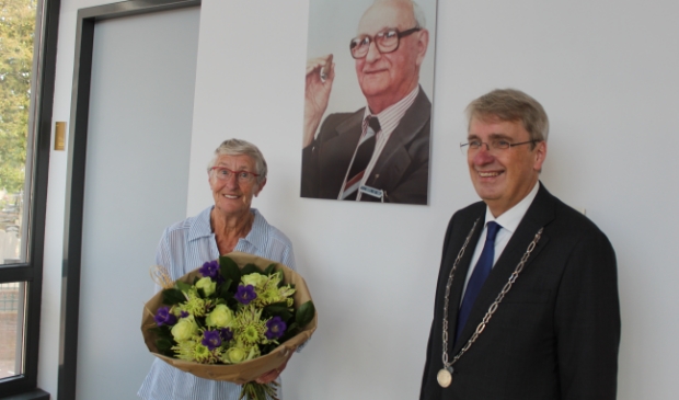 <p>Burgemeester Meerhof onthulde de foto.</p>