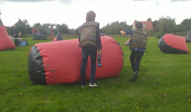<p>Jongeren bezig met Lasertag op het evenemententerrein aan de Roemersdijk.</p>