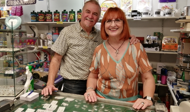 <p>Na 35 jaar stoppen Gertjan en Annelies met hun winkel.</p>