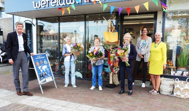 <p>V.l.n.r. Burgemeester Toon Mans, Gellie Wijngaarden, Tineke Luttjeboer, Greet Schaffers, Suzane Jansen en voorzitter Marjan Krooshof in feeststemming.</p>