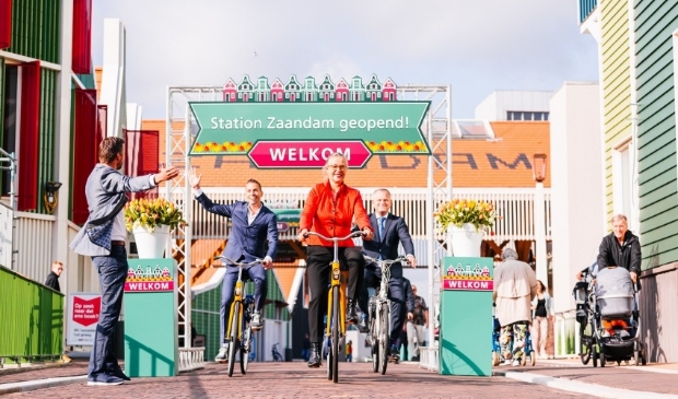 <p><em>Van links naar rechts: Joeri Kaan (stationsmanager NS), Harro Homan (ProRail-regiodirecteur), Irma Winkenius (Regiodirecteur NS) en Gerard Slegers (Portefeuillehouder Vervoerregio Amsterdam en wethouder Mobiliteit)</em> </p>