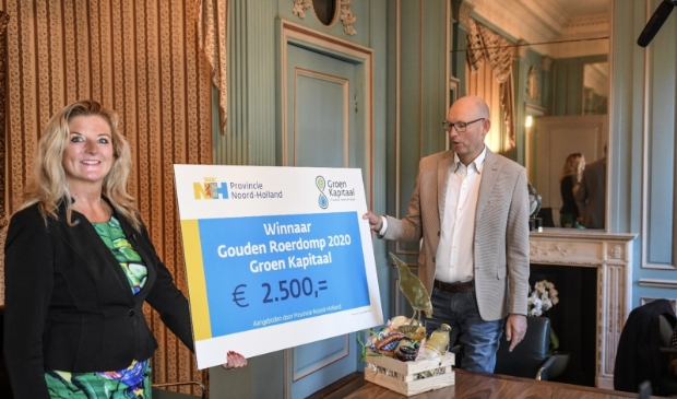 Winnaar Arno de Lange ontvangt de prijs uit handen van gedeputeerde Esther Rommel