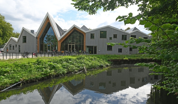 <p>Het nieuwe Dorpshuis wacht geduldig op een officiële opening.</p><p> </p>
