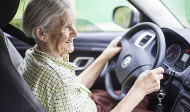 <p>Oudere automobilisten dienen zich te laten herkeuren.</p>