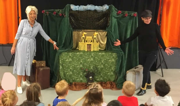 Het jubileum van juf Tineke werd onder meer gevierd met een optreden van poppentheater Belletje Sterk.