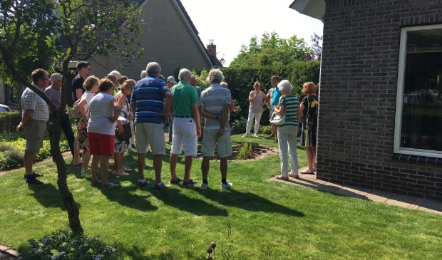 <p>Deelnemers brengen tijdens de wijksafari een bezoek aan een groene tuin.</p>