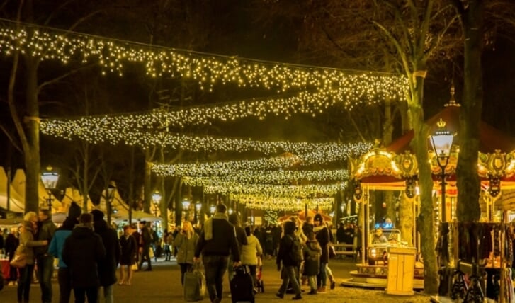 100.000 twinkelende LED-lichtjes in de bomen op het Lange Voorhout vormen tijdens de kerstmarkt als het ware een verlichte hemel. 