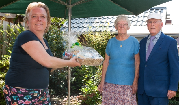 <p>Esther Lagendijk overhandigt echtpaar Zwol een cadeau namens het stadsdeel.</p>