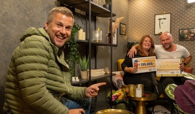 Presentator Winston Gerschtanowitz (l) feliciteert Heerhugowaarders Arianneke en Bob.