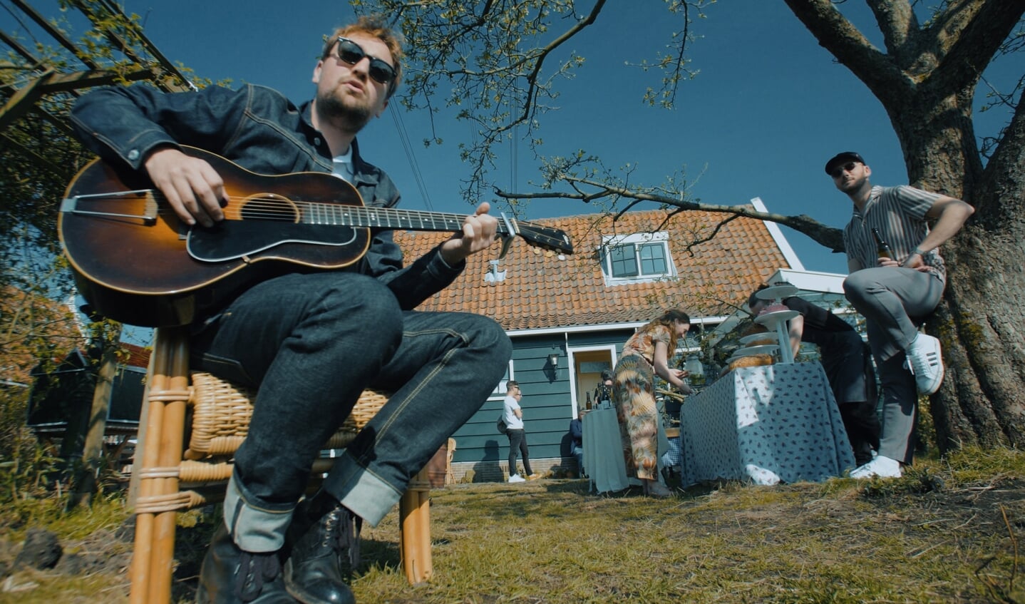 Tim Knol zong voor de videoclip, zie de Jongwijs-website, in de picknicktuin.