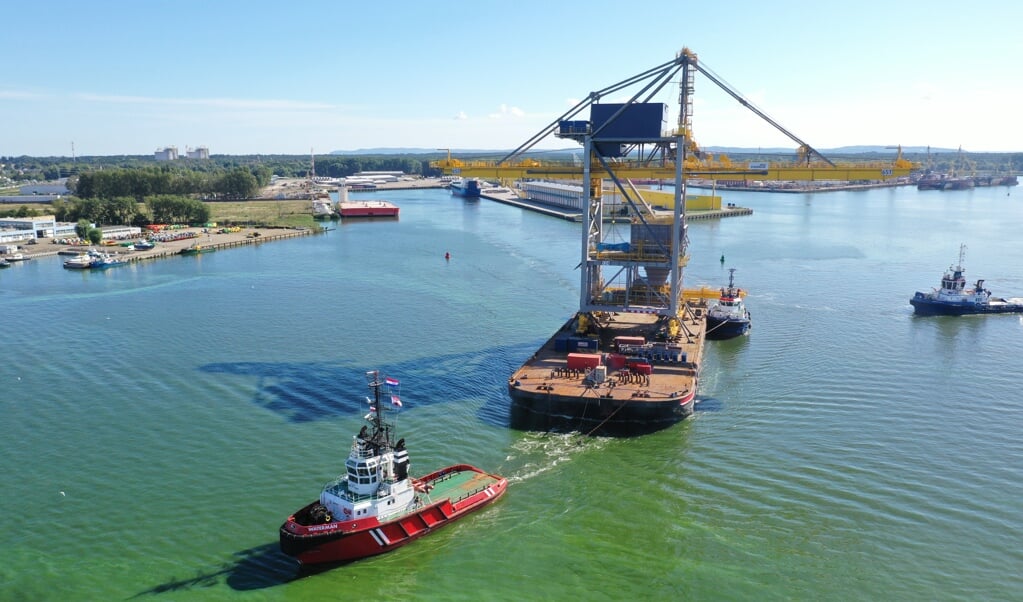 Beeld van het transport van de nieuwe loskraan naar Tata Steel in IJmuiden.