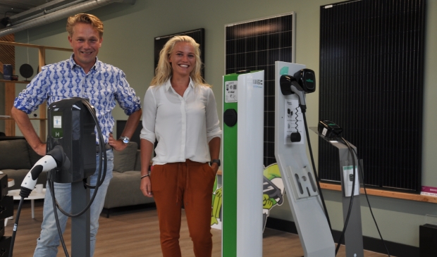 <p>Vergaderen tussen zonnepanelen en laadpalen in combinatie met een Footprint Challenge of e-rally: André Renses en Janneke Schilder van CirQulus kunnen het iedereen aanbevelen. 'Bewustwording rond duurzaamheid kan hier starten.' </p>