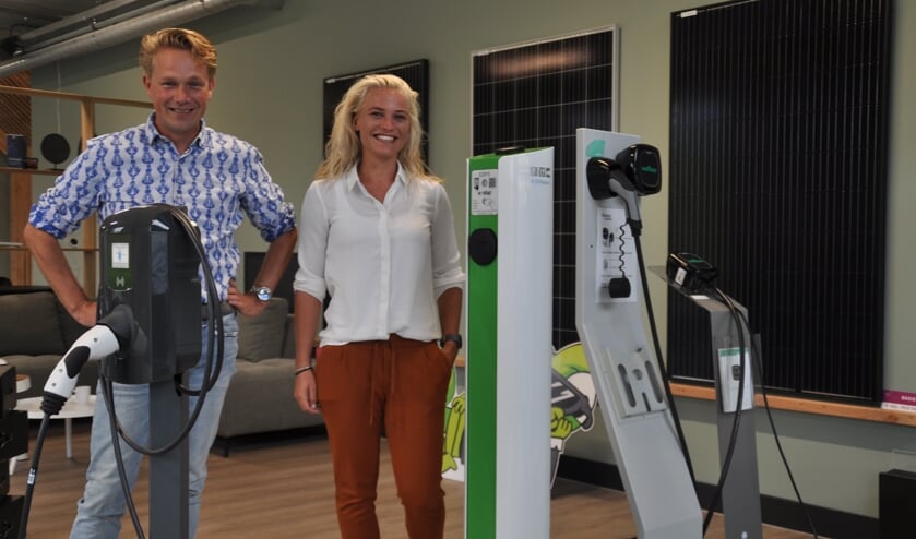 <p>Vergaderen tussen zonnepanelen en laadpalen in combinatie met een Footprint Challenge of e-rally: André Renses en Janneke Schilder van CirQulus kunnen het iedereen aanbevelen. 'Bewustwording rond duurzaamheid kan hier starten.' </p>