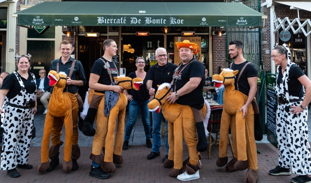 <p>Vanaf links: Lianne,Thijs, Kay (zoon van Peter), Peter (eigenaar De Artiest), Boy (zoon van Huub en Linda) en Mies. In het midden Huub en en Linda van De Bonte Koe.</p>