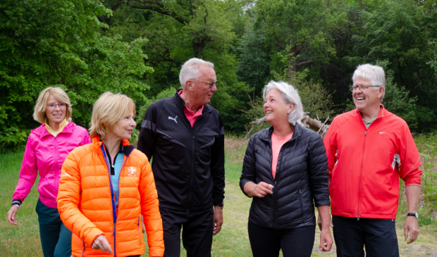 <p>Sportende ouderen in de buitenlucht maken ook plezier.</p>