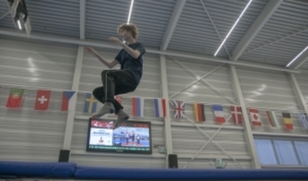 <p>Jongen maakt hoge sprong op trampoline tijdens VakantieFUN.</p>